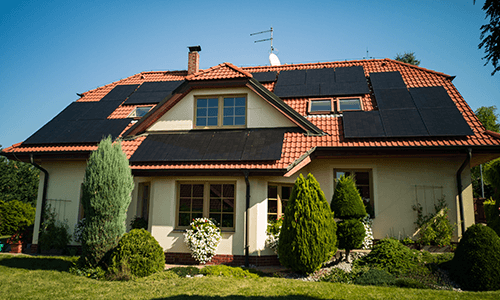 Fotovoltaické panely na střeše rodinného domu